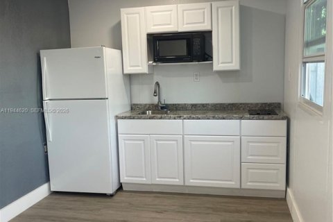 House in Hollywood, Florida 2 bedrooms, 106.65 sq.m. № 2001111 - photo 18