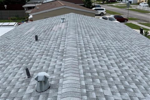 House in Hollywood, Florida 2 bedrooms, 106.65 sq.m. № 2001111 - photo 3