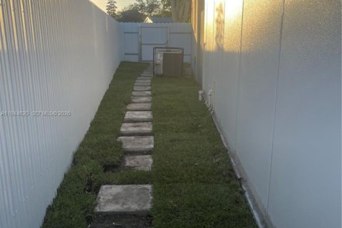 House in Hollywood, Florida 2 bedrooms, 106.65 sq.m. № 2001111 - photo 10