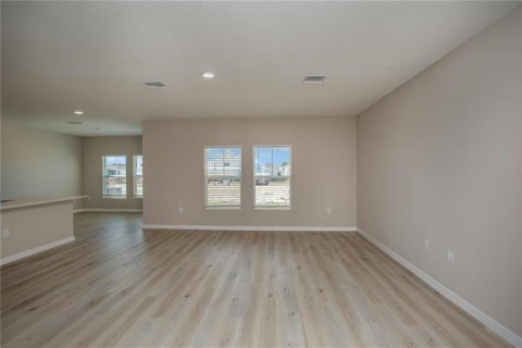 Casa en venta en Zephyrhills, Florida, 5 dormitorios, 280.19 m2 № 2388315 - foto 3