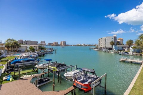 Townhouse in Clearwater, Florida 3 bedrooms, 287.81 sq.m. № 2097056 - photo 16