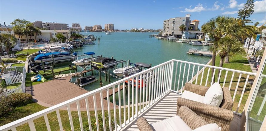 Townhouse in Clearwater, Florida 3 bedrooms, 287.81 sq.m. № 2097056