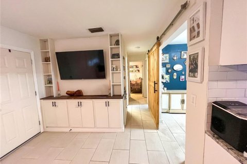 House in Tampa, Florida 3 bedrooms, 95.88 sq.m. № 1895138 - photo 7