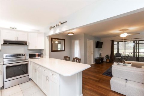 Condo in Tarpon Springs, Florida, 2 bedrooms  № 1813648 - photo 10