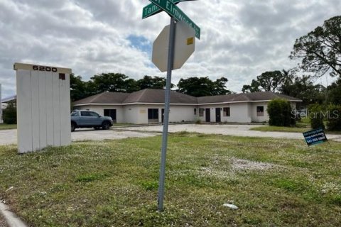 Propiedad comercial en venta en Sarasota, Florida, 310.48 m2 № 693587 - foto 9