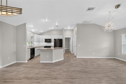 House in The Villages, Florida 3 bedrooms, 153.66 sq.m. № 2405464 - photo 5