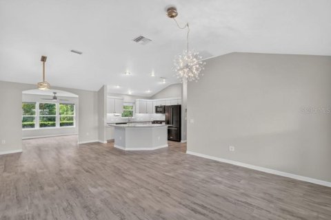 House in The Villages, Florida 3 bedrooms, 153.66 sq.m. № 2405464 - photo 7