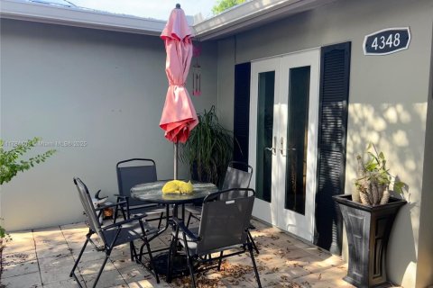 Casa en venta en Fort Myers, Florida, 3 dormitorios, 185.8 m2 № 1982670 - foto 13