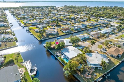 Casa en venta en Fort Myers, Florida, 3 dormitorios, 185.8 m2 № 1982670 - foto 1