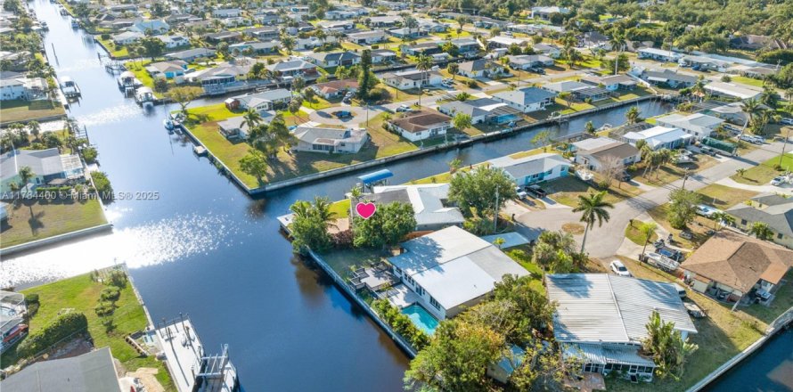 Casa en Fort Myers, Florida 3 dormitorios, 185.8 m2 № 1982670