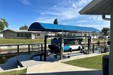 Casa en venta en Fort Myers, Florida, 3 dormitorios, 185.8 m2 № 1982670 - foto 3