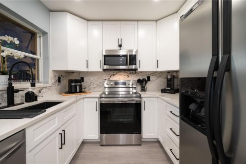 Townhouse in Miami, Florida 3 bedrooms, 171.68 sq.m. № 2011666 - photo 11