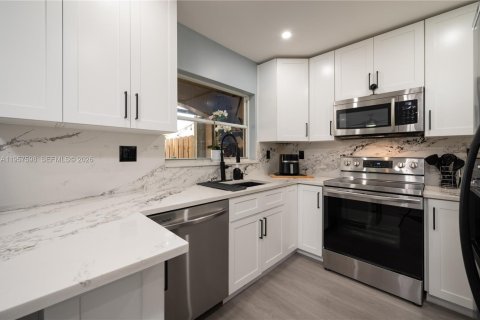 Townhouse in Miami, Florida 3 bedrooms, 171.68 sq.m. № 2011666 - photo 13