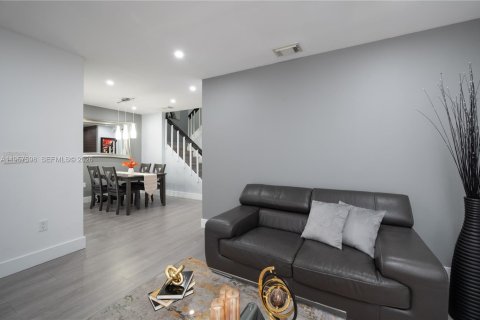 Townhouse in Miami, Florida 3 bedrooms, 171.68 sq.m. № 2011666 - photo 7
