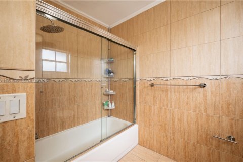 Townhouse in Miami, Florida 3 bedrooms, 171.68 sq.m. № 2011666 - photo 29