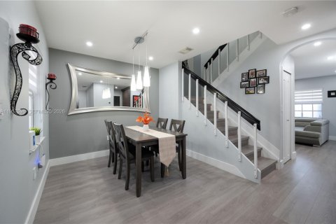 Townhouse in Miami, Florida 3 bedrooms, 171.68 sq.m. № 2011666 - photo 4