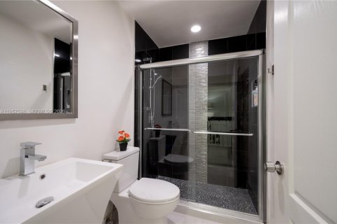 Townhouse in Miami, Florida 3 bedrooms, 171.68 sq.m. № 2011666 - photo 22