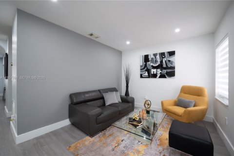 Townhouse in Miami, Florida 3 bedrooms, 171.68 sq.m. № 2011666 - photo 5