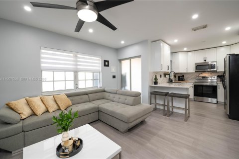 Townhouse in Miami, Florida 3 bedrooms, 171.68 sq.m. № 2011666 - photo 15