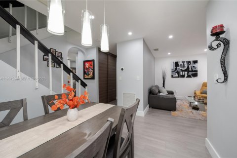 Townhouse in Miami, Florida 3 bedrooms, 171.68 sq.m. № 2011666 - photo 8