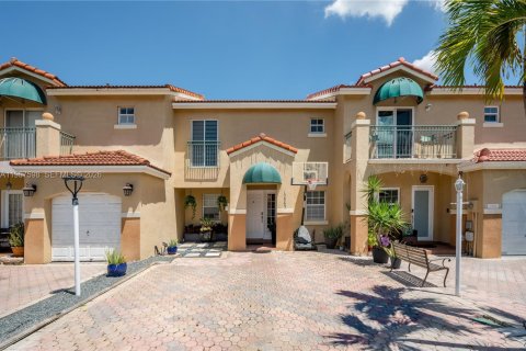 Townhouse in Miami, Florida 3 bedrooms, 171.68 sq.m. № 2011666 - photo 3