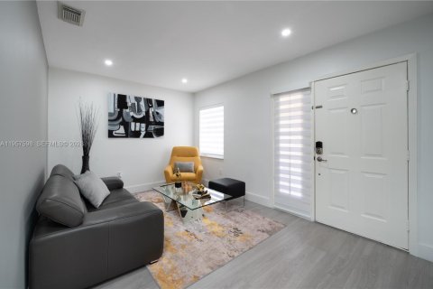 Townhouse in Miami, Florida 3 bedrooms, 171.68 sq.m. № 2011666 - photo 6