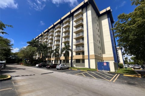 Купить кондоминиум в Майами, Флорида 1 спальня, 53.88м2, № 1956743 - фото 1