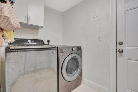 House in Miramar, Florida 6 bedrooms, 352.01 sq.m. № 1730252 - photo 21