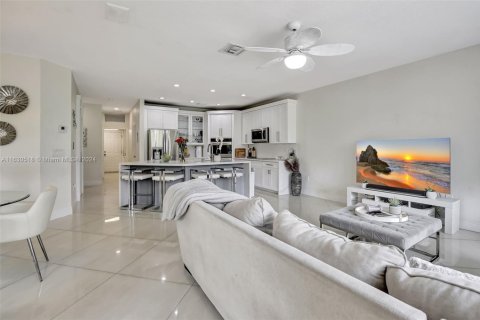 House in Miramar, Florida 6 bedrooms, 352.01 sq.m. № 1730252 - photo 18