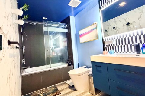 Condo in Miami, Florida, 2 bedrooms  № 2056001 - photo 13