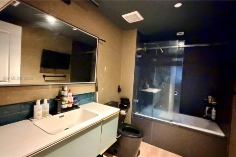 Condo in Miami, Florida, 2 bedrooms  № 2056001 - photo 24