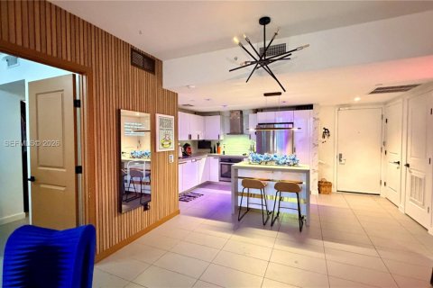 Condo in Miami, Florida, 2 bedrooms  № 2056001 - photo 2