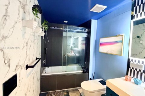 Condo in Miami, Florida, 2 bedrooms  № 2056001 - photo 11