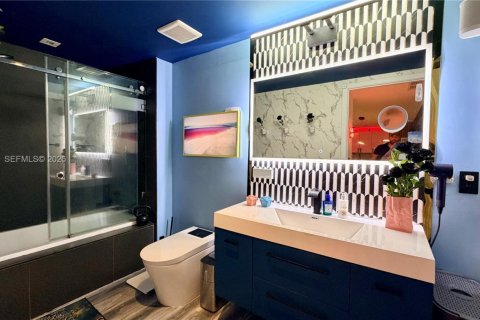 Condo in Miami, Florida, 2 bedrooms  № 2056001 - photo 12