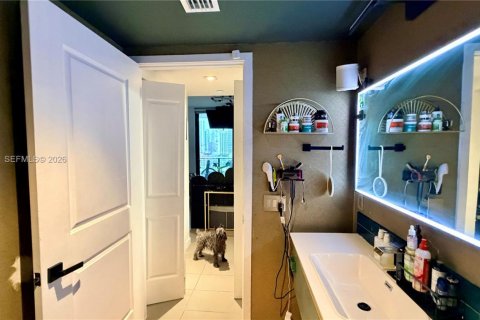 Condo in Miami, Florida, 2 bedrooms  № 2056001 - photo 22