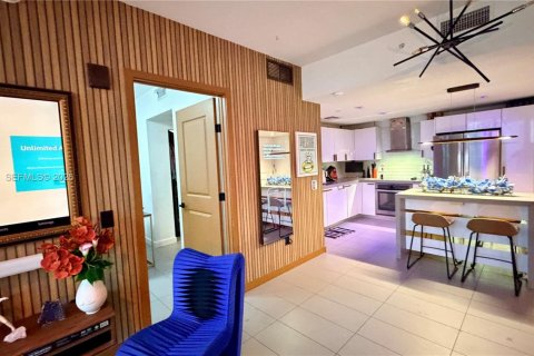 Condo in Miami, Florida, 2 bedrooms  № 2056001 - photo 3