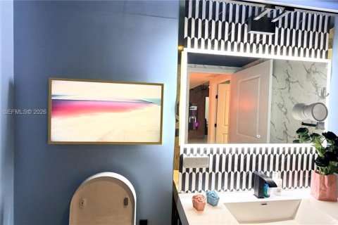 Condo in Miami, Florida, 2 bedrooms  № 2056001 - photo 14