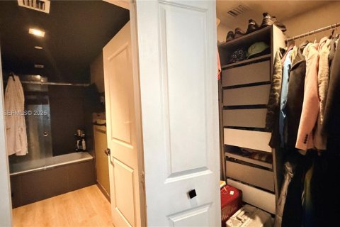 Condo in Miami, Florida, 2 bedrooms  № 2056001 - photo 27