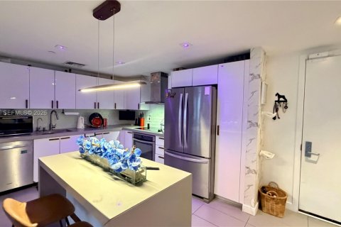 Condo in Miami, Florida, 2 bedrooms  № 2056001 - photo 7