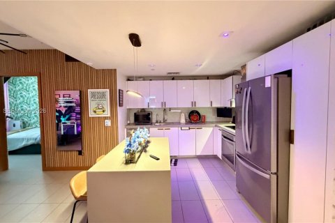 Condo in Miami, Florida, 2 bedrooms  № 2056001 - photo 4