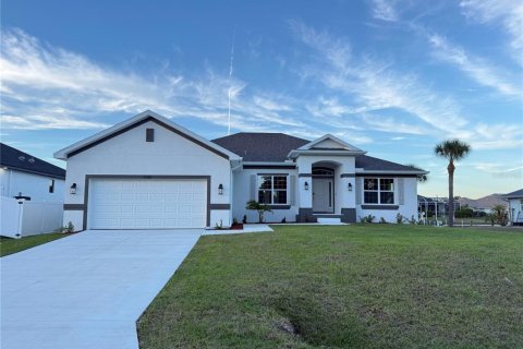House in Port Charlotte, Florida 4 bedrooms, 210.42 sq.m. № 2330517