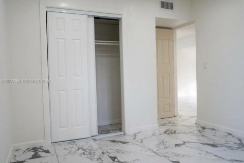 House in West Park, Florida 4 bedrooms, 123.84 sq.m. № 2397574 - photo 10