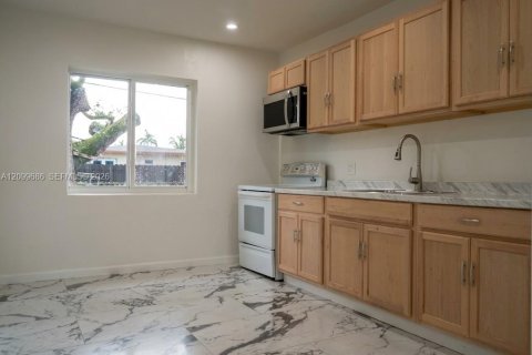 House in West Park, Florida 4 bedrooms, 123.84 sq.m. № 2397574 - photo 3