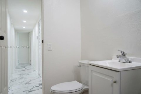 House in West Park, Florida 4 bedrooms, 123.84 sq.m. № 2397574 - photo 15
