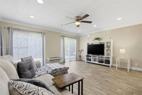 Купить виллу или дом в Тамарак, Флорида 2 спальни, 117.8м2, № 1996825 - фото 9