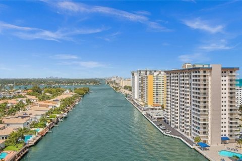 Condo in Hollywood, Florida, 1 bedroom  № 1229288 - photo 1