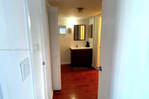 Condo in Aventura, Florida, 2 bedrooms  № 2028189 - photo 14