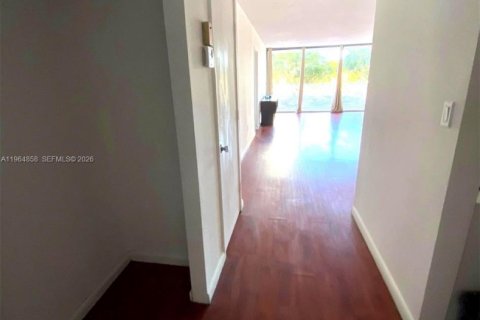 Condo in Aventura, Florida, 2 bedrooms  № 2028189 - photo 9