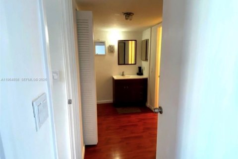Condo in Aventura, Florida, 2 bedrooms  № 2028189 - photo 25