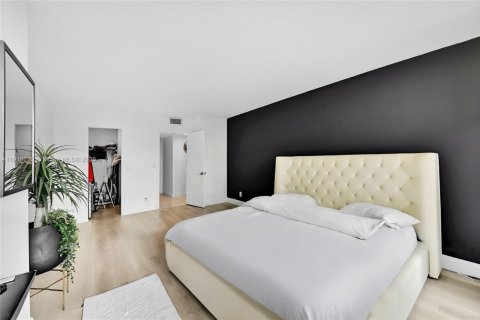 Condo in Hallandale Beach, Florida, 1 bedroom  № 2052865 - photo 14